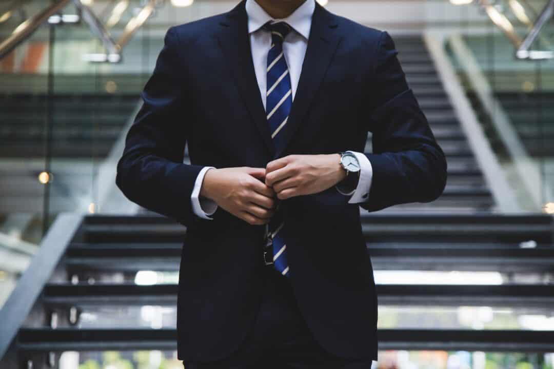 hombre con traje