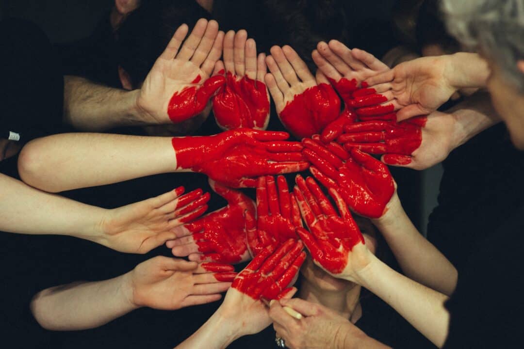 manos formando un corazón