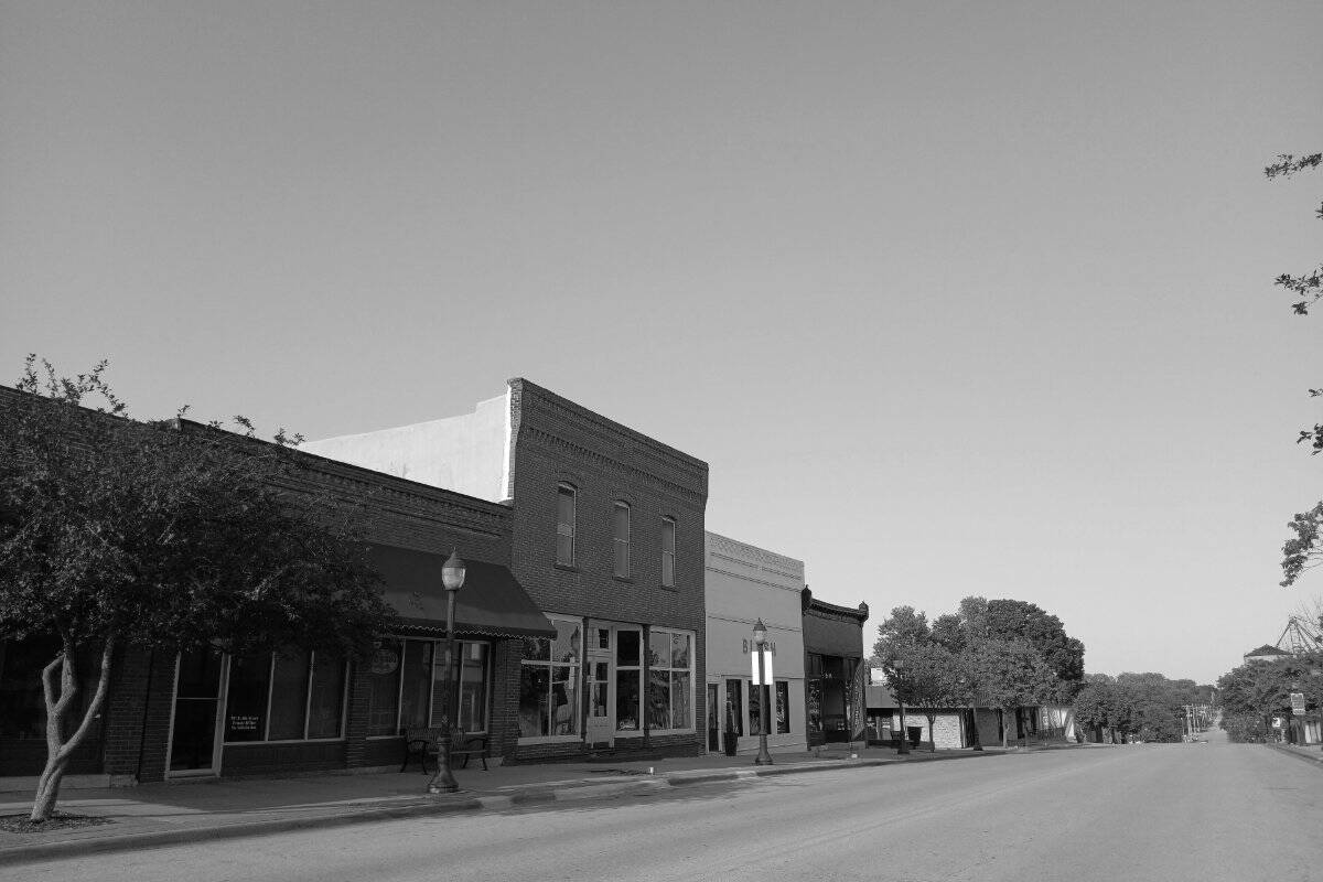 Fachadas de tiendas en la calle principal de Tonganoxie, Kansas