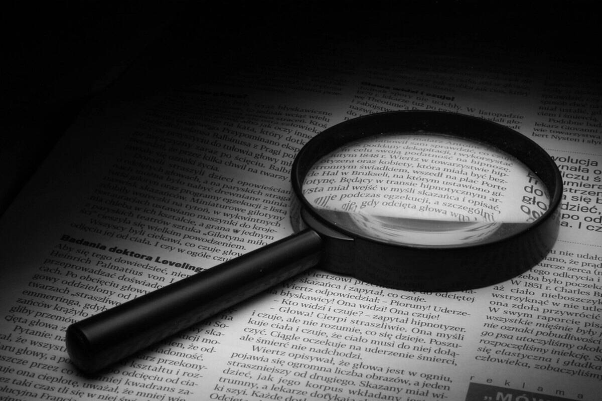 Una lupa sobre un periódico